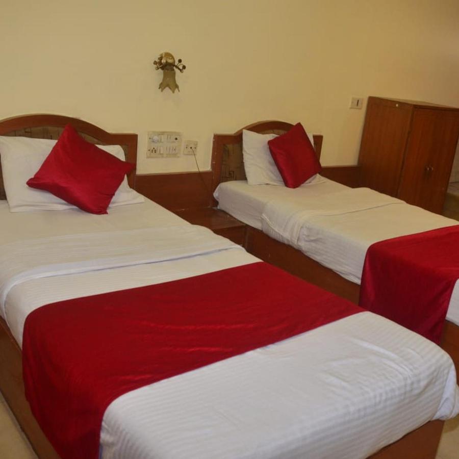 Hotel Poonam Rāipur Dış mekan fotoğraf