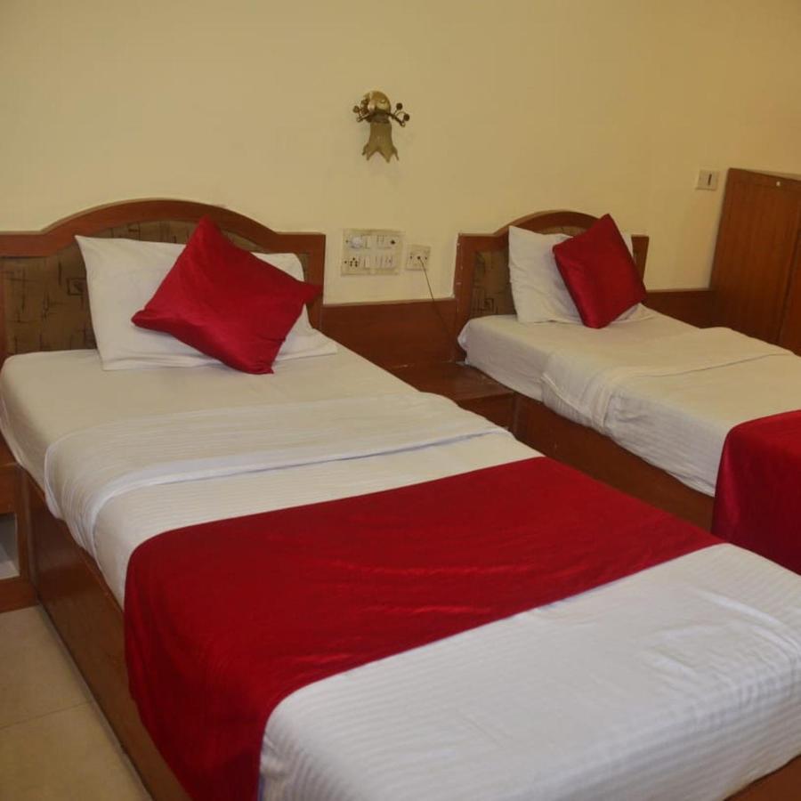 Hotel Poonam Rāipur Dış mekan fotoğraf