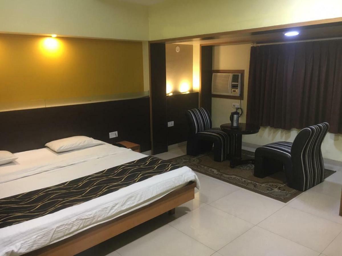 Hotel Poonam Rāipur Dış mekan fotoğraf